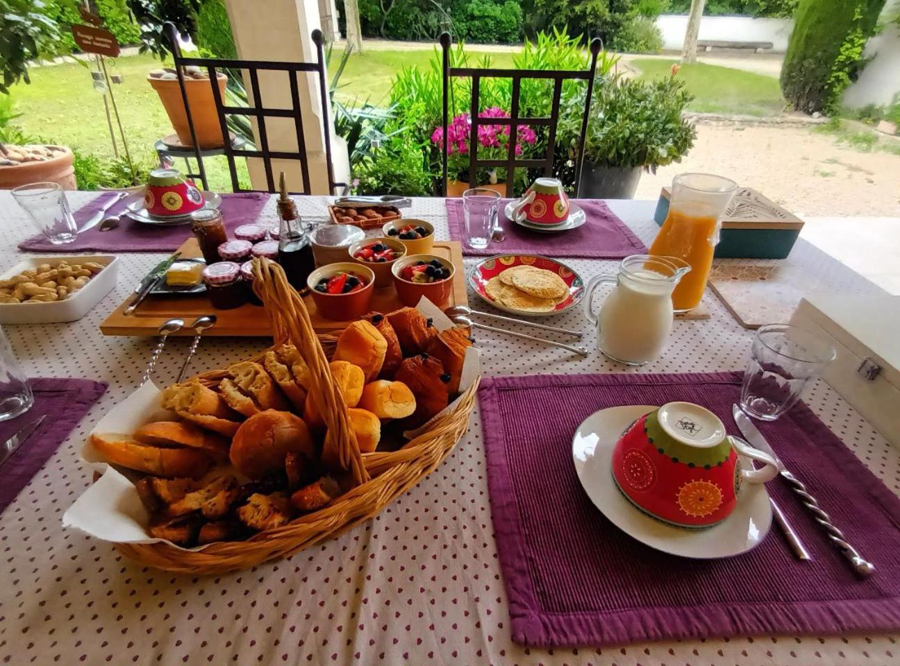 La Goutadou Bed & Breakfast Cabannes Bagian luar foto